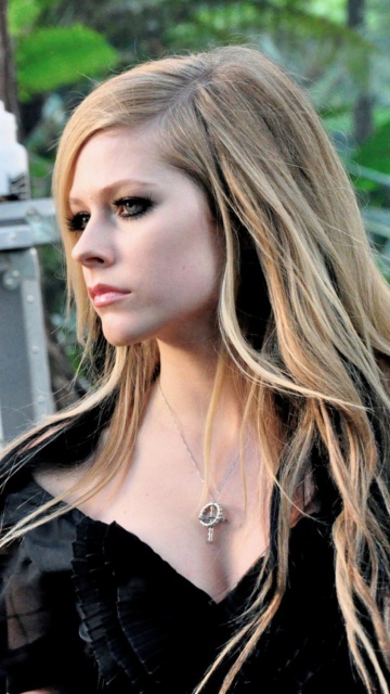 Avril lavigne black dress